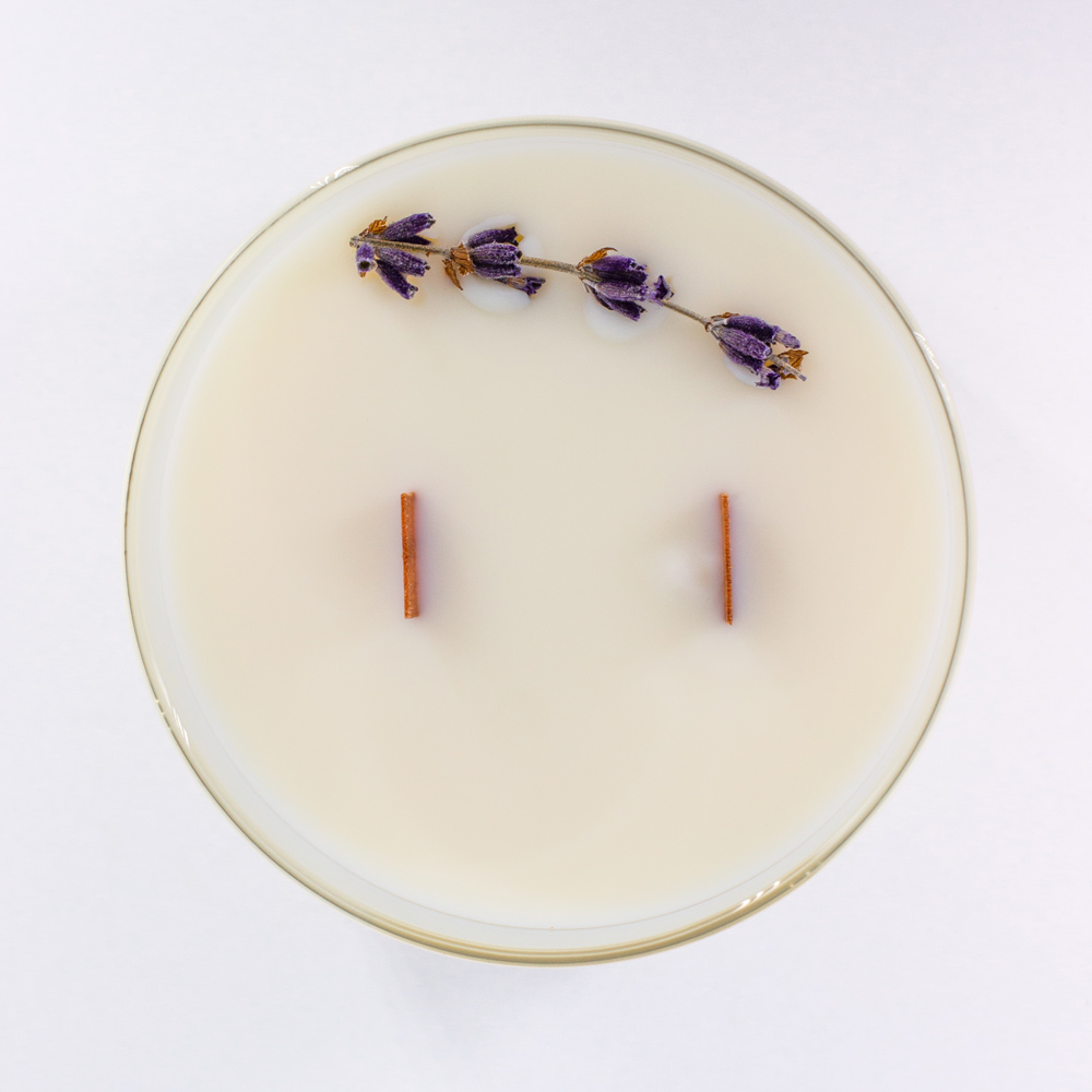 bougie-vegetale-lavande-sans-cmr.jpg bougie parfumée à la lavande, composition sans CMR ni phtalate, fabriquée en Provence avec une fragrance de Grasse