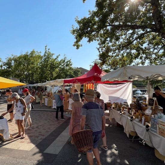 Le Marché des producteurs aux Salles-Sur-Verdon, est un marché saisonnier nocturne qui a lieu les lundi soirs