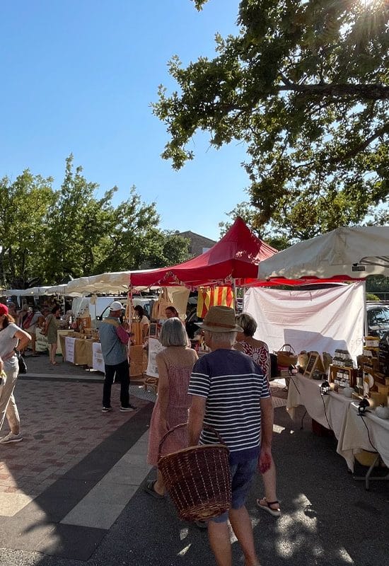 Le Marché des producteurs aux Salles-Sur-Verdon, est un marché saisonnier nocturne qui a lieu les lundi soirs