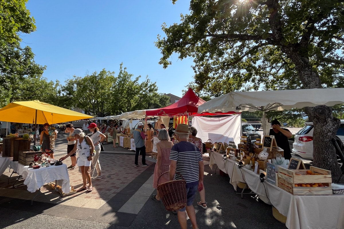 Le Marché des producteurs aux Salles-Sur-Verdon, est un marché saisonnier nocturne qui a lieu les lundi soirs