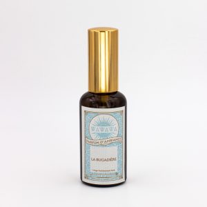 Le parfum d'ambiance La Bugadière est un assemblage de fragrances grassoises évocatrices du linge fraîchement lavé, pour dressing, chambre et voiture.