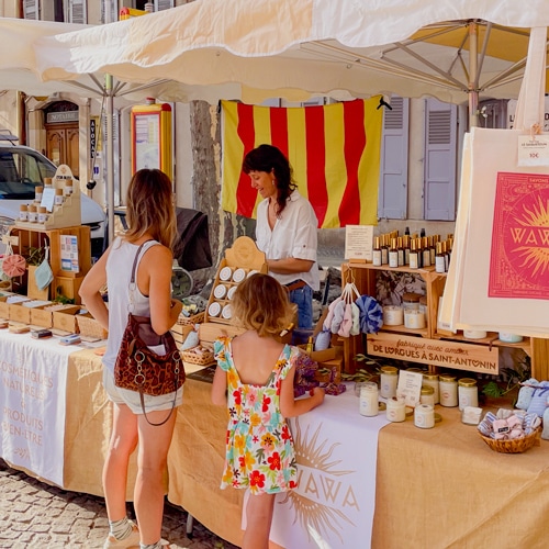 le stand de WAWAWA sur le marché de Lorgues (marché des producteurs du vendredi)